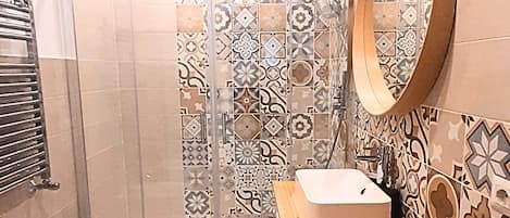 Bruser, hårtørrer, bidet, håndklæder