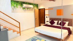 Un dormitorio moderno con una cama, un ventilador de techo y una escalera.
