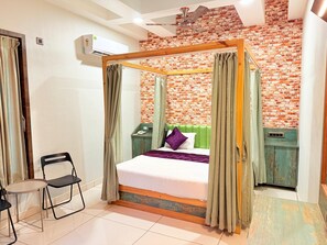 Executive Double Room, 1 Double Bed, Patio | Iron/ironing board, free WiFi - Passiflora Inn (Awas)