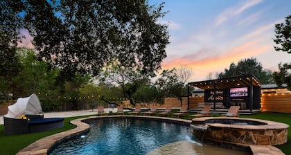 ~La Mariposa~ Best Backyard in Austin ~Sleeps 25