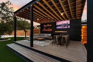 Terrace/patio - ~La Mariposa~ Best Backyard in Austin ~Sleeps 25 (Sunset Valley Austin)