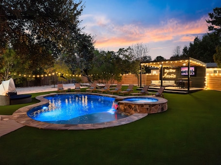 Pool. ~La Mariposa~ Best Backyard in Austin ~Sleeps 25