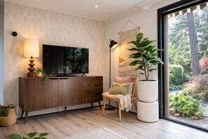 Interior - StayatSas Pippa, in the middle of the forest, use of swimming pool, by the pond (Doornspijk)