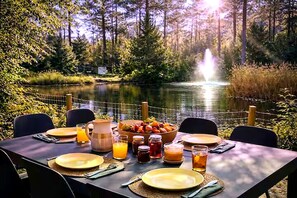 Outdoor dining - StayatSas Pippa, in the middle of the forest, use of swimming pool, by the pond (Doornspijk)