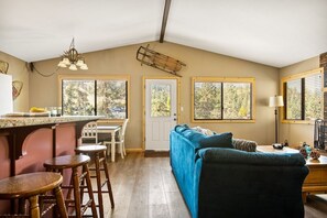 Fernseher, Kamin, Tischfußball, Bücher