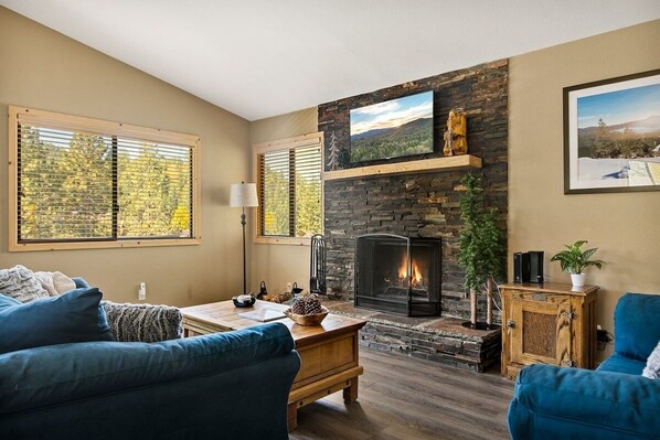 Televisión, chimenea, futbolito y libros