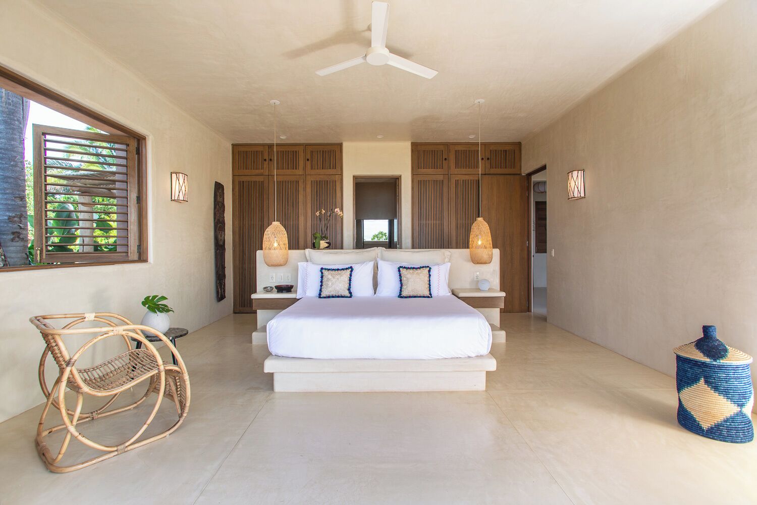 5 bedrooms, in-room safe, desk, laptop workspace