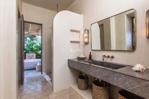 5 bedrooms, in-room safe, desk, laptop workspace - Casa Naga Sayulita (Sayulita)