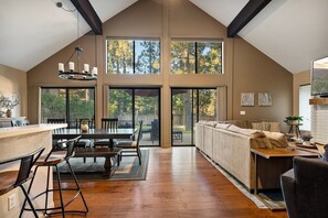 Televisión, chimenea, videojuegos, mesa de ping pong