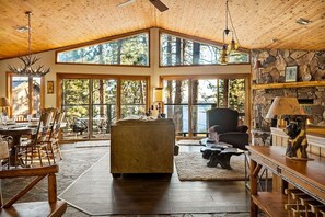 Télévision, cheminée, baby-foot