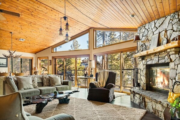 Télévision, cheminée, baby-foot