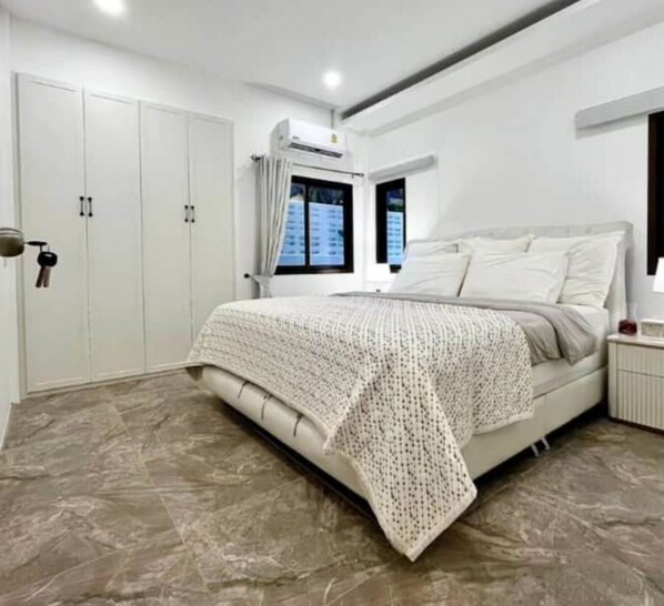 4 bedrooms, iron/ironing board, WiFi, bed sheets