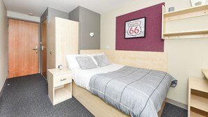 A bedroom with a bed, a nightstand, a wardrobe, a wall-mounted shelf, and a framed picture. - For Students Only Mealmarket Exchange in Aberdeen (Aberdeen)