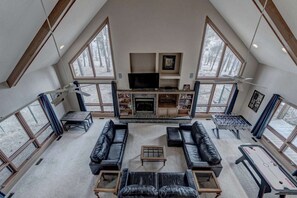 Smart TV, fireplace, table football, offices - Black Hills Nature Retreat, Centrally Located (Rapid City)