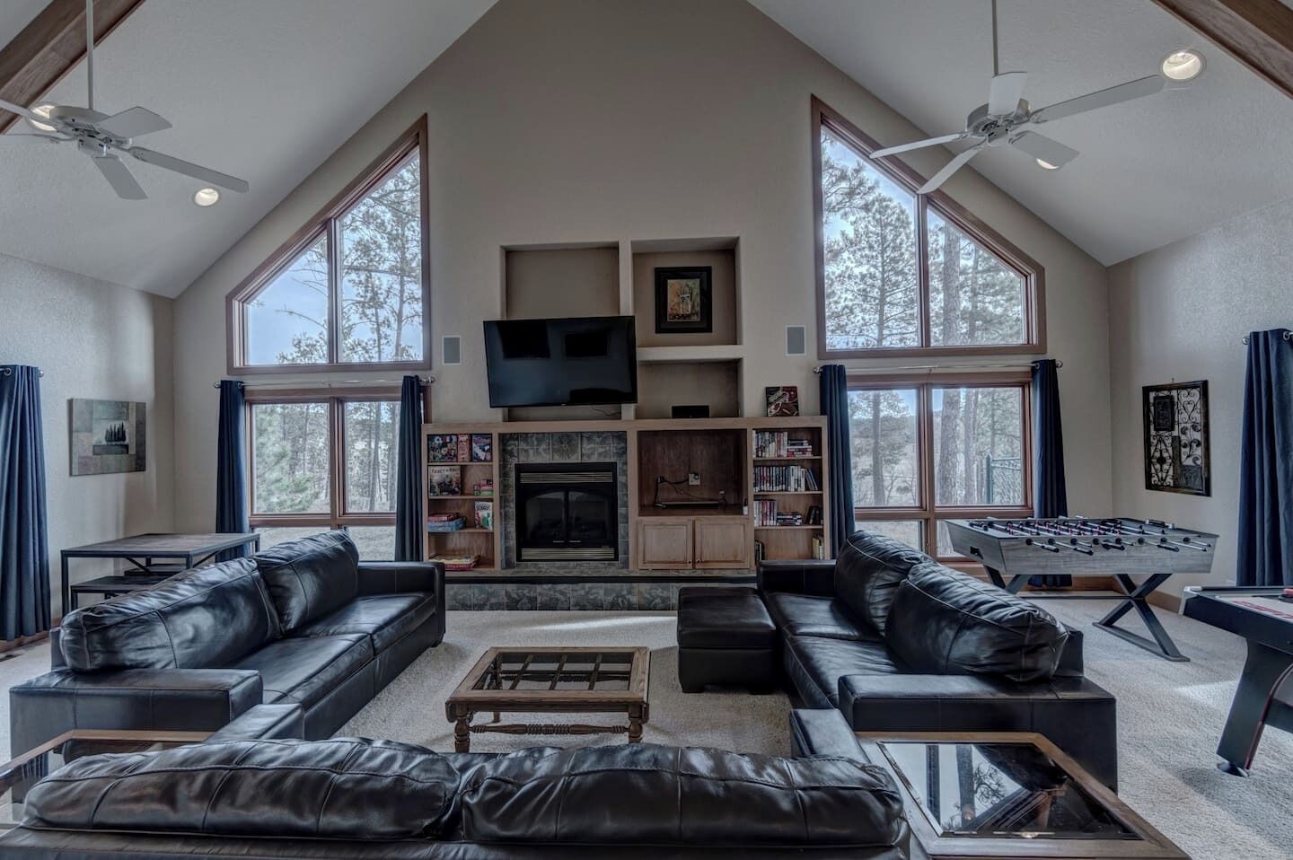 Smart-TV, Kamin, Tischfußball, Arbeitsbereiche