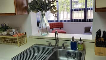 Coffee/tea maker, fridge, microwave, oven