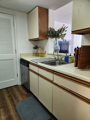 Fridge, microwave, oven, stovetop - University of SC - Williams- Bryce Stadium - Downtown Cola (Columbia)