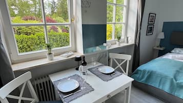 1 habitación, escritorio, tabla de planchar con plancha y cuna de viaje