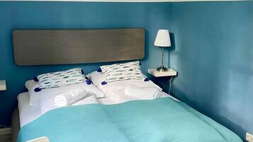 1 habitación, escritorio, tabla de planchar con plancha y cuna de viaje