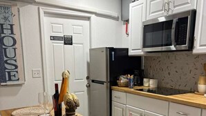 Private kitchen - The Pelican Cove - Guest House  (Tampa)