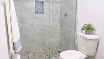 Ducha, secador de pelo, toallas, jabón