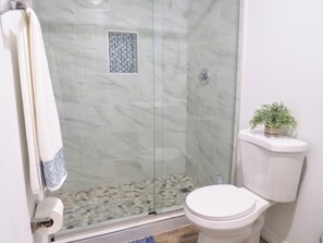 Dusche, Haartrockner, HandtĂŒcher, Seife