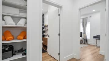 Appartement Confort, vue cour intérieure | Coin séjour