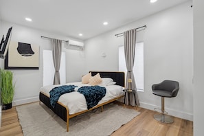 1 bedroom, individually decorated, individually furnished - Casa Roselle  (Hollywood)