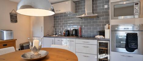 Kühlschrank, Mikrowelle, Ofen, Geschirrspüler