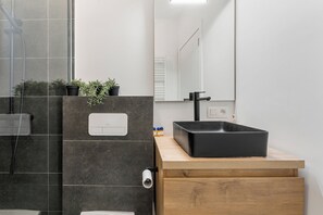 Classic Triple Room | Bathroom | Shower, hair dryer, towels, soap - The Chocolate Suites (Bruges)