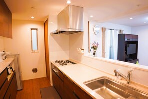 Private kitchen - [ 106 ㎡ Detached house completely rented out ] Tokyo Ikebukuro 4LDK (2 toilets + 2 bathrooms) 7 minutes walk from Ikebukuro Station C1 Exit (Toshimaku)