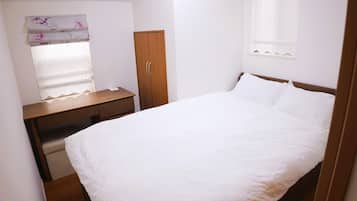 4 bedrooms, iron/ironing board, WiFi, bed sheets