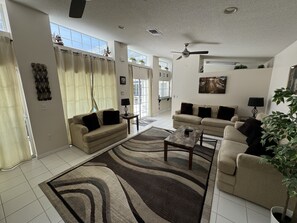 Nhà, nhiều giường, có thể sử dụng hồ bơi, quang cảnh hồ bơi (Villa Crayson) | Khu phòng khách | TV màn hình phẳng 42-inch có truyền hình kỹ thuật số 