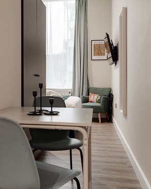 Deluxe Studio, Ensuite, City View | Blackout curtains, iron/ironing board, free WiFi - Hyde Park Studios (London)