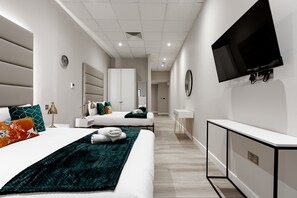 Estudio estándar, baño en la habitación, vista a la ciudad | Cortinas blackout, tabla de planchar con plancha y wifi gratis 