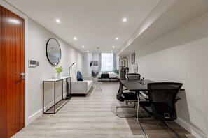 Cortinas blackout, tabla de planchar con plancha y wifi gratis 