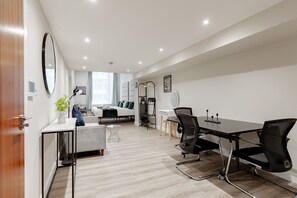 Estudio superior, baño privado | Interior