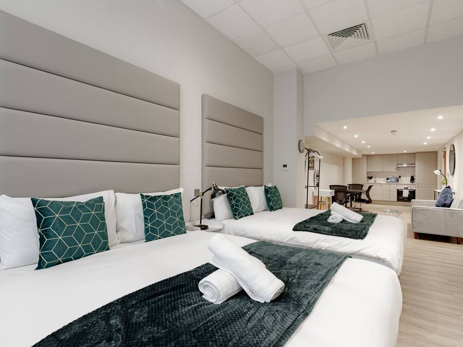 Cortinas blackout, tabla de planchar con plancha y wifi gratis
