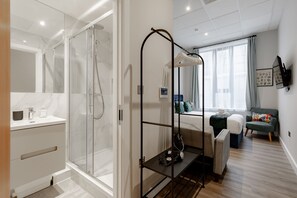 Habitación triple Elite, baño en la habitación, vista a la ciudad | Interior