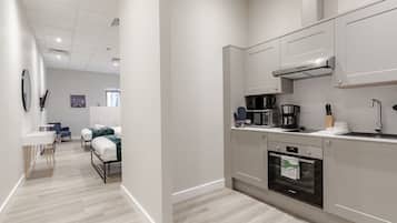 Monolocale Standard, bagno in camera, vista città | Cucina condivisa | Frigorifero con congelatore, microonde, seggiolone