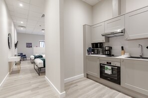 Estudio estándar, baño privado, vistas a la ciudad | Cocina compartida | Frigorífico grande, microondas, trona infantil y utensilios de cocina