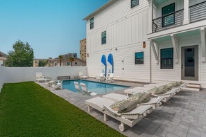 Una piscina al aire libre, una piscina climatizada