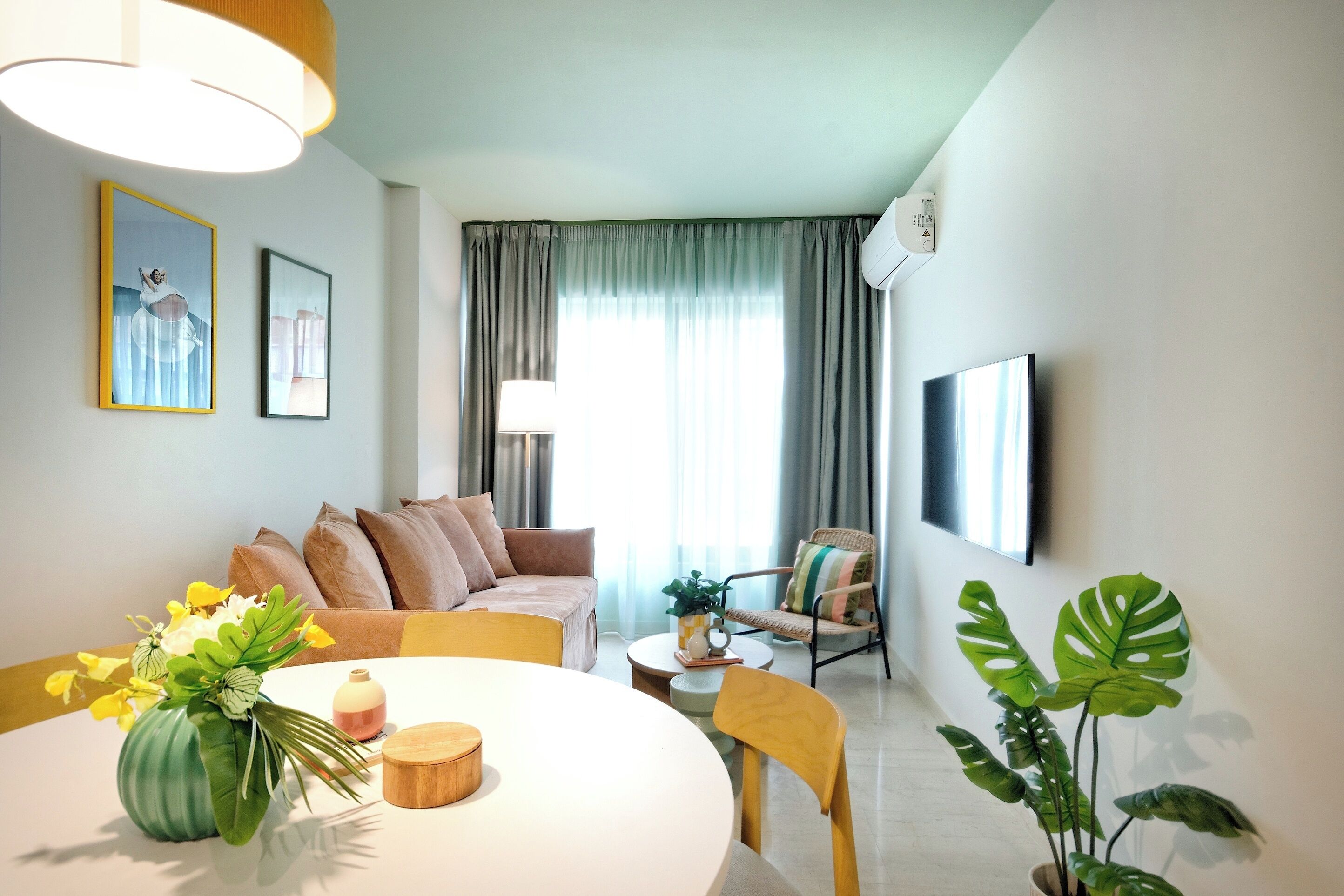 Appartamento Comfort, vista città | Area soggiorno | Smart TV 40 cm con canali digitali, Netflix, servizi in streaming