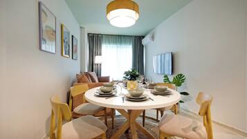 Apartemen Comfort, pemandangan kota | Makan di kamar