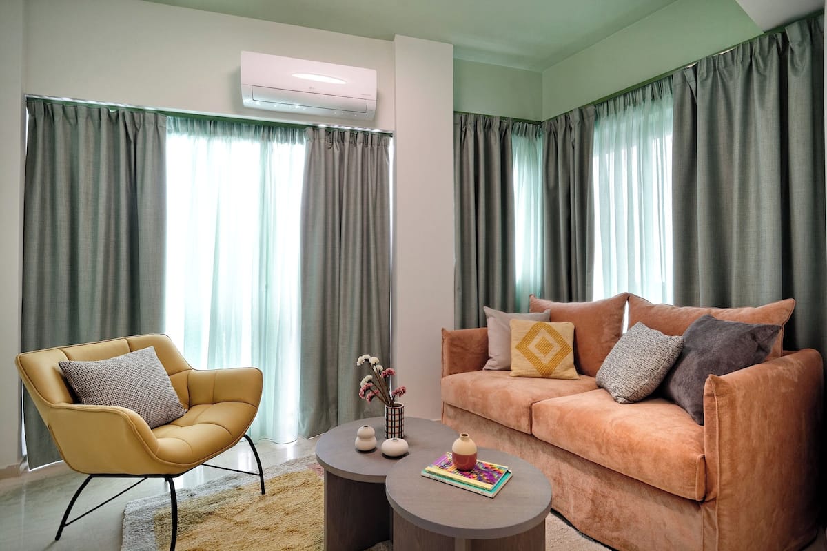 Deluxe Apartment, Balcony, City View | Ruang tamu | 40 cm sebuah televisyen pintar dengan digital, Netflix