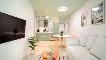 Apartemen Deluks, pemandangan kota | Area keluarga | Smart TV 40-cm dengan saluran TV digital, Netflix, dan layanan streaming