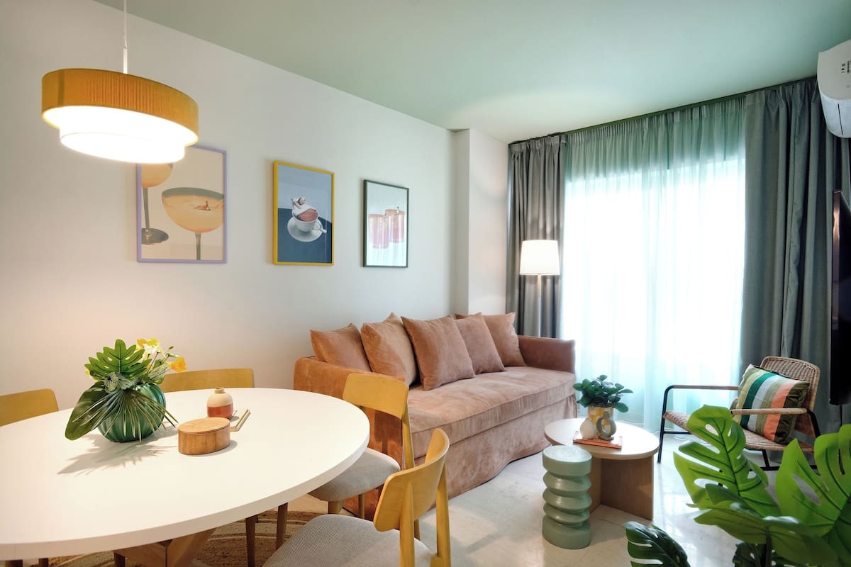 Comfort Apartment, City View | Ruang tamu | 40 cm sebuah televisyen pintar dengan digital, Netflix