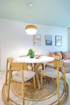 Comfort-huoneisto, kaupunkinäköala | Ruokailu omassa huoneessa