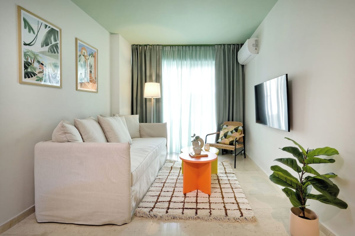 Deluxe Apartment, City View | Ruang tamu | 40 cm sebuah televisyen pintar dengan digital, Netflix