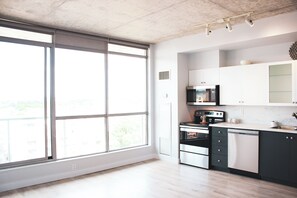 Fridge, microwave, oven, stovetop - ByWard Market Downtown Ottawa! (Ottawa)